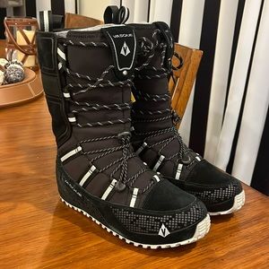 Vasque 7834 Lost 40 Snow Winter Hiking Boots Vibram black grey Women’s Size 6